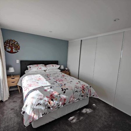 Fully Renovated Hillside Apartment Close To City クライストチャーチ エクステリア 写真
