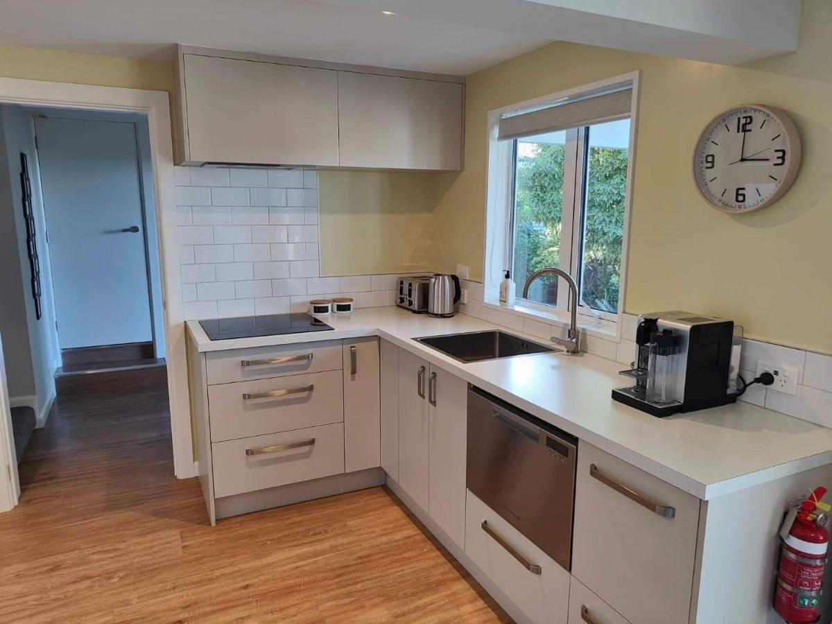 Fully Renovated Hillside Apartment Close To City クライストチャーチ エクステリア 写真