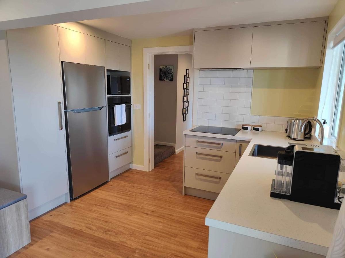 Fully Renovated Hillside Apartment Close To City クライストチャーチ エクステリア 写真